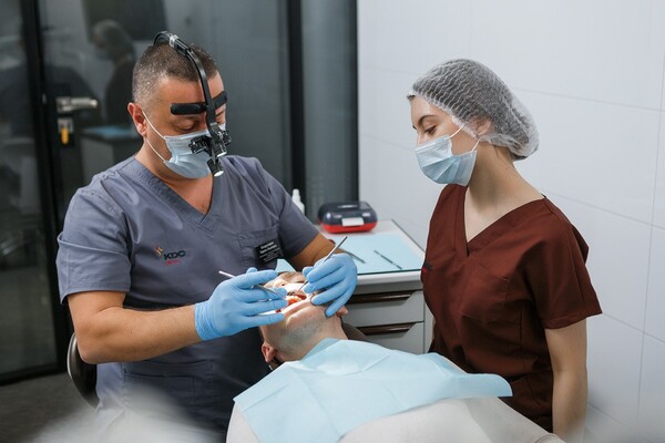 Установка зубного импланта